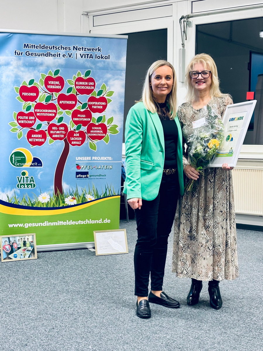 Anne Loeper (1. Stellvertretende Vorsitzende) leitet die Versammlung und überreicht Kathrin Fricke-Jährling (Kanzlei Jährling) die Mitgliederurkunde